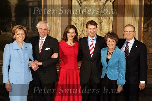 Apeldoorn 25 februari 2005
Prins Floris en zijn vriendin Aimee Sohngen verloofd
Daarbij ook aanwezig de ouders incl. Prinses Margriet en Pieter v Vollenhoven.