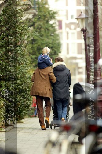 Amsterdam1 maart 2003
Prins Maurits en Marilene wandelen met Anna en Lucas
