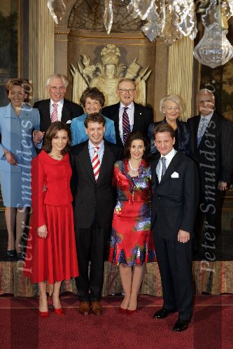 Apeldoorn 25 februari 2005
Prins Floris en zijn vriendin Aimee Sohngen en Prins Pieter Christiaan en zijn vriendin Anita v Eijk verloofd op paleis het Loo.
Daarbij ook aanwezig alle ouders incl. Prinses Margriet en Pieter v Vollenhoven.