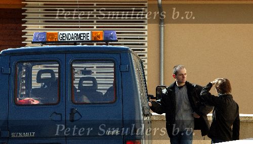 St Georges 28 februari 2003
Prinses Margarita met haar hond op weg naar het politieburo