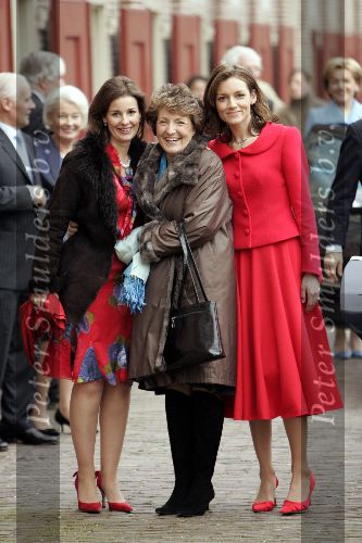 Apeldoorn 25 februari 2005
Aimee Sohngen en Anita v Eijk met Prinses Margriet