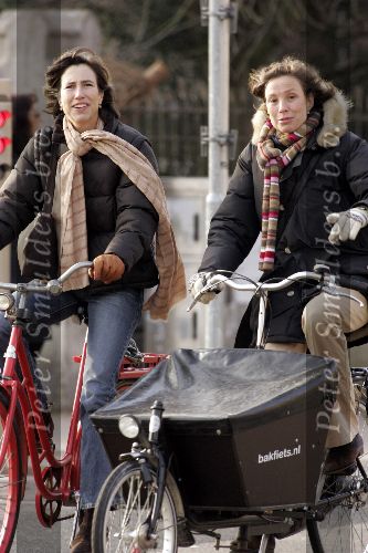 Amsterdam 6 augustus 2005
Prinses Marilene met zus en bakfiets