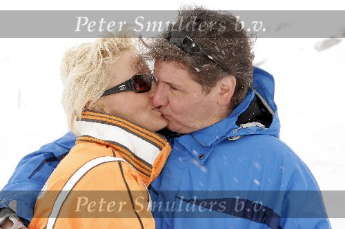 Zurs14 februari 2005
Rene Froger met Natasja Froger kussend in Zurs op wintersport
