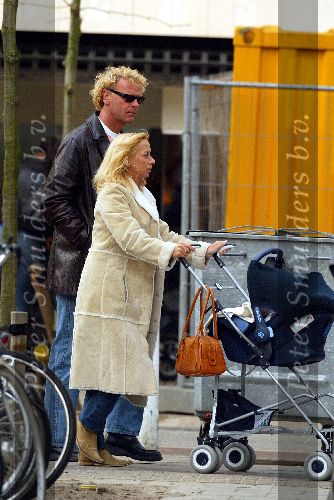 Amsterdam1 maart 2003
Sylvana  Borsato en Wino Omtzigt wandelen met baby