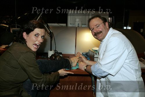 Hilversum 9 februari 2005
Aukje v Ginneken laat radio 538 logo op voet tattooeren door tattoo Bob.