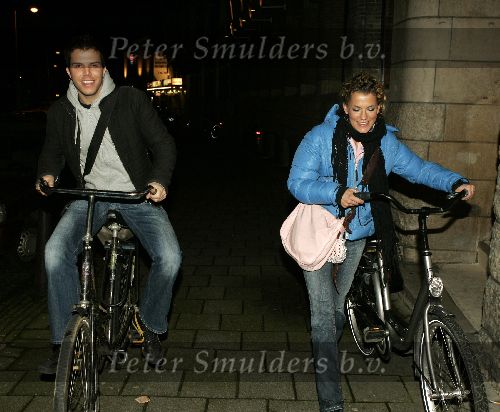 Amsterdam 3 februari 2005
Tatum Dagelet met nieuwe vriend na avond stappen.