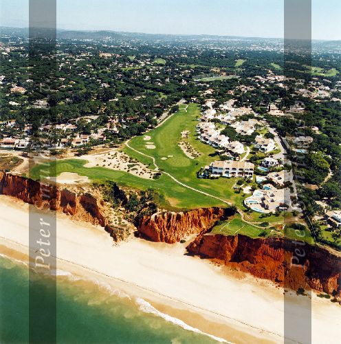 Portugal 2005, Algarve Folfresort Vale Do Lobo met 36 holes golfbanen The royal en  the Ocean
op de foto de beroemde hole 16 van de royal
In totaal 1250 villa\'s