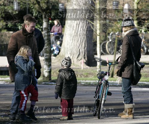 Amsterdam 27februari 2005
Wendy v Dijk helpt 2 kindjes nadat ze gevallen zijn met hun fiets in het vondelpark