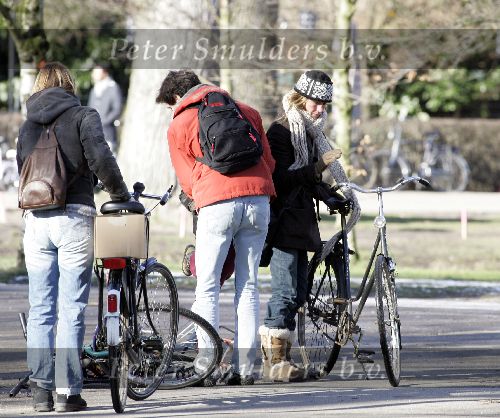 Amsterdam 27februari 2005
Wendy v Dijk helpt 2 kindjes nadat ze gevallen zijn met hun fiets in het vondelpark