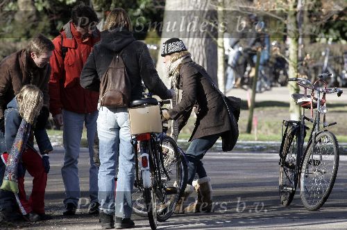 Amsterdam 27februari 2005
Wendy v Dijk helpt 2 kindjes nadat ze gevallen zijn met hun fiets in het vondelpark