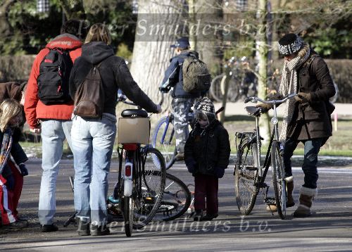 Amsterdam 27februari 2005
Wendy v Dijk helpt 2 kindjes nadat ze gevallen zijn met hun fiets in het vondelpark