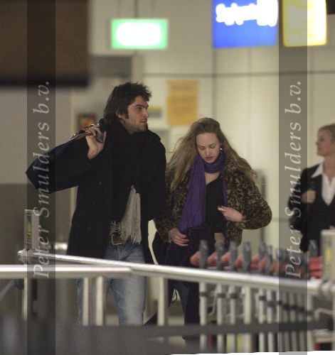 Schiphol 27 februari 2005
Xander de Buisonje met een vriendin op Schiphol