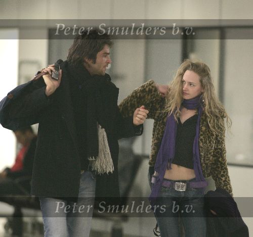Schiphol 27 februari 2005
Xander de Buisonje met een vriendin op Schiphol