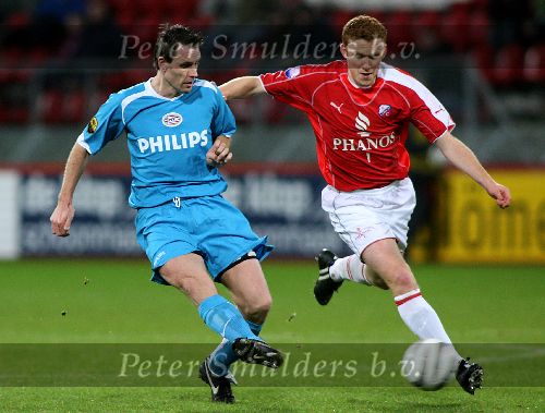 Utrecht, 8 Februari 2006 Kompetitiewedstrijd FC Utrecht-PSV, eindstand 1-2 door 2 doelpunten van Jefferson Farfan
Seizoen 2005/2006 
Andre Ooijer in duel met Hans Somers