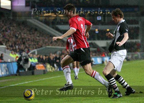 Eindhoven,11 Februari 2006 Kompetitiewedstrijd PSV-Heracles, eindstand 1-0 Seizoen 2005/2006
Andre Ooijer in duel met Mark Looms