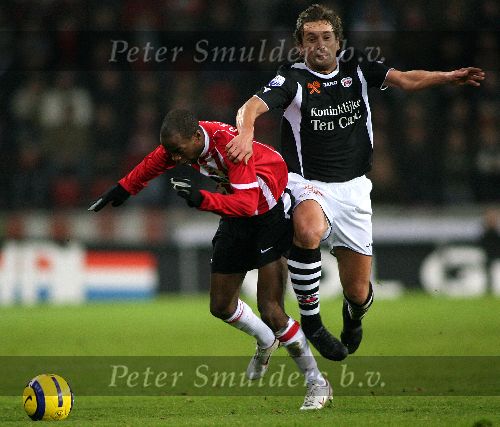 Eindhoven,11 Februari 2006 Kompetitiewedstrijd PSV-Heracles, eindstand 1-0 Seizoen 2005/2006
DaMarcus Beasley in duel met Rob Maas
