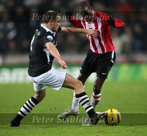 Eindhoven,11 Februari 2006 Kompetitiewedstrijd PSV-Heracles, eindstand 1-0 Seizoen 2005/2006
DaMarcus Bealey in duel met Mika Nurmela