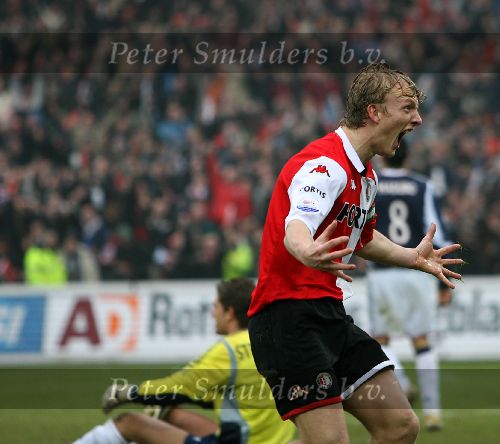 Rotterdam, 5 februari 2006  Seizoen 2005/2006 Kompetitiewedstrijd Feyenoord-AJAX, eindstand 3-2
Dirk Kuyt blij na zijn doelpunt
©Edwin van Zandvoort