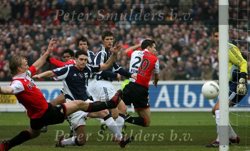 Rotterdam, 4 februari 2006  Seizoen 2005/2006 Kompetitiewedstrijd Feyenoord-AJAX, eindstand 3-2
Dirk Kuyt Ronald Vlaar Klaas Jan huntelaar Maarten Stekelenburg
©Edwin van Zandvoort