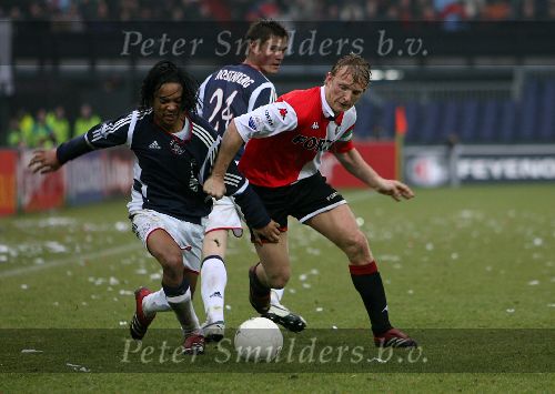 Rotterdam, 5 februari 2006  Seizoen 2005/2006 Kompetitiewedstrijd Feyenoord-AJAX, eindstand 3-2
Dirk Kuyt in duel met Urby Emanuelson
©Edwin van Zandvoort