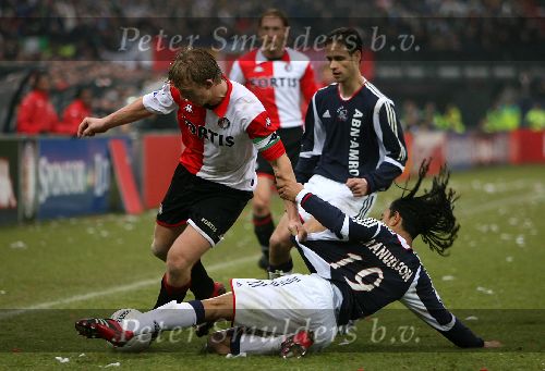 Rotterdam, 5 februari 2006  Seizoen 2005/2006 Kompetitiewedstrijd Feyenoord-AJAX, eindstand 3-2
Dirk Kuyt in duel met Urby Emanuelson
©Edwin van Zandvoort