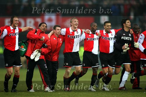 Rotterdam, 5 februari 2006  Seizoen 2005/2006 Kompetitiewedstrijd Feyenoord-AJAX, eindstand 3-2
Blijdschap bij o.a. Ali Boussaboun Diego BiseswarNicky Hofs Dirk Kuyt Romeo Castelen en Patrick Lodewijks
©Edwin van Zandvoort
