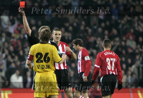 Eindhoven, 4 februari 2006  Seizoen 2005/2006 Kompetitiewedstrijd PSV-Roda JC, eindstand 3-2
Rode kaart voor Gregoor v Dijk
©Edwin van Zandvoort