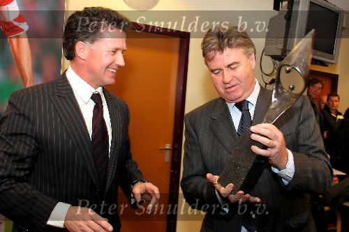 Eindhoven 04 Februari 2006 Guus Hiddink krijgt de troffee voor coach van het jaar .