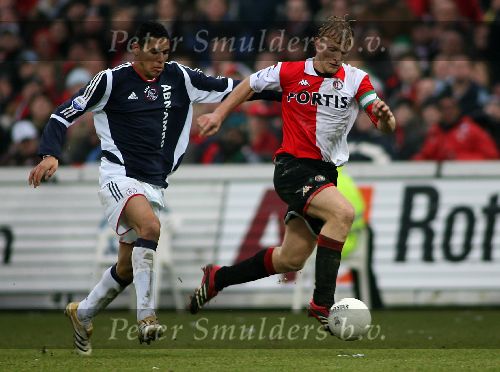 Rotterdam, 5 februari 2006  Seizoen 2005/2006 Kompetitiewedstrijd Feyenoord-AJAX, eindstand 3-2
Dirk Kuyt in duel met Hedwiges Maduro
©Edwin van Zandvoort