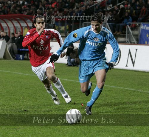 Utrecht, 8 Februari 2006 Kompetitiewedstrijd FC Utrecht-PSV, eindstand 1-2 door 2 doelpunten van Jefferson Farfan
Seizoen 2005/2006 
Ibrahim Afellay in duel met Adil Ramzi