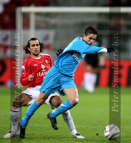 Utrecht, 8 Februari 2006 Kompetitiewedstrijd FC Utrecht-PSV, eindstand 1-2 door 2 doelpunten van Jefferson Farfan
Seizoen 2005/2006 
Ibrahim Afellay in duel met Adil Ramzi