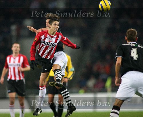 Eindhoven,11 Februari 2006 Kompetitiewedstrijd PSV-Heracles, eindstand 1-0 Seizoen 2005/2006
Ibrahim Afellay in een kopduel met Rob Maas