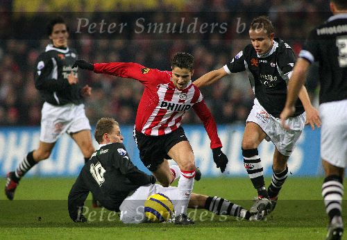 Eindhoven,11 Februari 2006 Kompetitiewedstrijd PSV-Heracles, eindstand 1-0 Seizoen 2005/2006
Ibrahim Afellay in duel met Peter Reekers en liggend Stefaan Tanghe