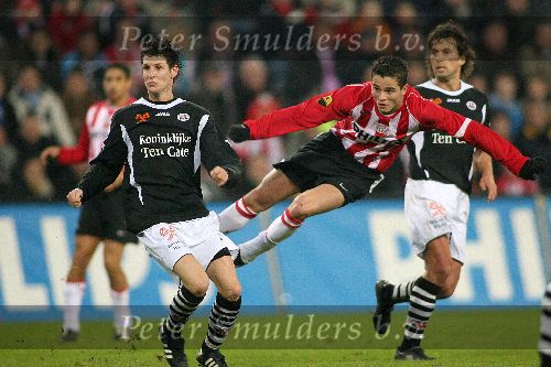Eindhoven,11 Februari 2006 Kompetitiewedstrijd PSV-Heracles, eindstand 1-0 Seizoen 2005/2006
Ibrahim Afellay in duel met Thijs Sluijter