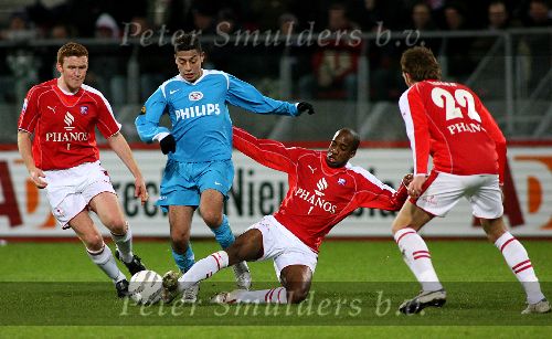 Utrecht, 8 Februari 2006 Kompetitiewedstrijd FC Utrecht-PSV, eindstand 1-2 door 2 doelpunten van Jefferson Farfan
Seizoen 2005/2006 
Ismail Aissati tussen Tiendalli en Hans Somers