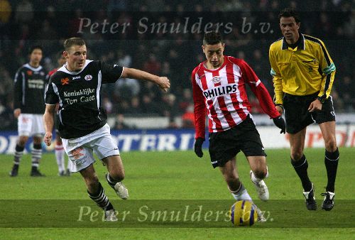 Eindhoven,11 Februari 2006 Kompetitiewedstrijd PSV-Heracles, eindstand 1-0 Seizoen 2005/2006
Ismail Aissati in duel met Mika Nurmela Op de achtergrond scheidsrechter Bas Nijhuis