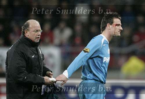 Utrecht, 8 Februari 2006
Kompetitiewedstrijd Seizoen 2005/2006 
FC Utrecht-PSV eindstand 1-2
Jan vennegoor of Hesselink wordt verzorgd aan zijn hoofdwond door verzorger Mart van den Heuvel