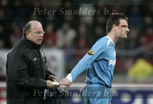 Utrecht, 8 Februari 2006 Kompetitiewedstrijd FC Utrecht-PSV, eindstand 1-2 door 2 doelpunten van Jefferson Farfan
Seizoen 2005/2006 
Een gehavende Jan Vennegoor of Hesselink met Mart v d Heuvel
