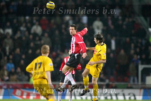 Eindhoven, 4 februari 2006  Seizoen 2005/2006 Kompetitiewedstrijd PSV-Roda JC, eindstand 3-2
Jan Vennegoor of Hesselink in een luchtduel
©Edwin van Zandvoort