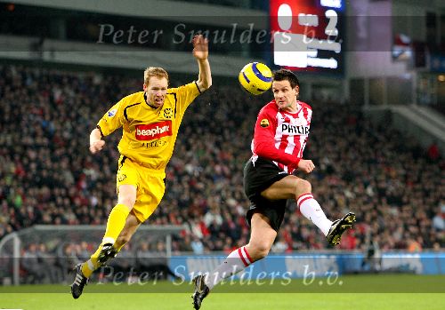 Eindhoven, 4 februari 2006  Seizoen 2005/2006 Kompetitiewedstrijd PSV-Roda JC, eindstand 3-2
Jan Vennegoor of Hesselink in duel met Vincent Lachambre
©Edwin van Zandvoort