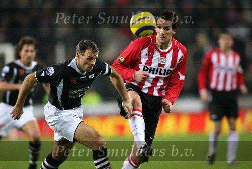 Eindhoven,11 Februari 2006 Kompetitiewedstrijd PSV-Heracles, eindstand 1-0 Seizoen 2005/2006
Jan Vennegoor of Hesselink in duel met Nico Jan Hoogma