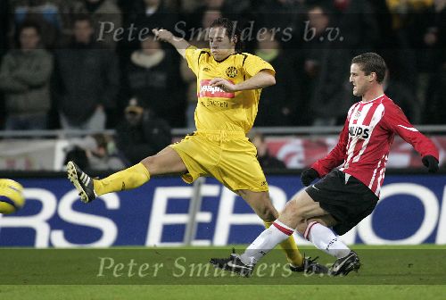 Eindhoven, 4 februari 2006  Seizoen 2005/2006 Kompetitiewedstrijd PSV-Roda JC, eindstand 3-2
Jason Culina in duel met Bodor
©Edwin van Zandvoort