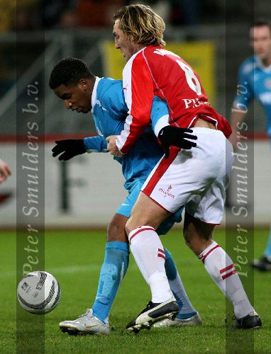 Utrecht, 8 Februari 2006 Kompetitiewedstrijd FC Utrecht-PSV, eindstand 1-2 door 2 doelpunten van Jefferson Farfan
Seizoen 2005/2006 
Jefferson Farfan in duel met Joost Broerse