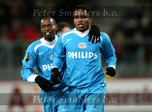Utrecht, 8 Februari 2006 Kompetitiewedstrijd FC Utrecht-PSV, eindstand 1-2 door 2 doelpunten van Jefferson Farfan
Seizoen 2005/2006 
Blijdschap bij Jefferson Farfan ( na zijn 2e doelpunt ) en DeMarcus Beasley