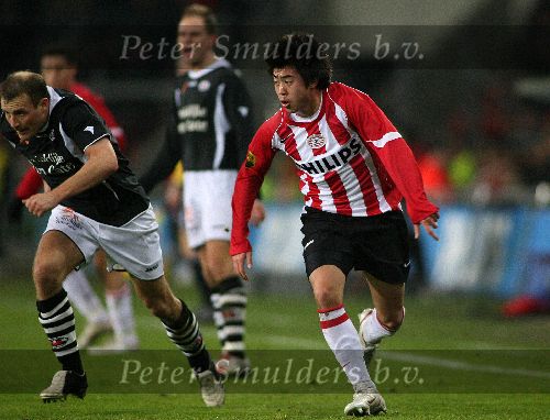 Eindhoven,11 Februari 2006 Kompetitiewedstrijd PSV-Heracles, eindstand 1-0 Seizoen 2005/2006
De nieuwe Amerikaan Lee Nguyen in zijn eerste wedstrijd voor PSV in duel met Nika Nurmela