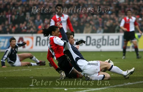 Rotterdam, 5 februari 2006  Seizoen 2005/2006 Kompetitiewedstrijd Feyenoord-AJAX, eindstand 3-2
Markus Rosenberg in duel met Serghino Greene
©Edwin van Zandvoort