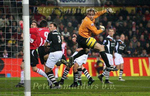 Eindhoven,11 Februari 2006 Kompetitiewedstrijd PSV-Heracles, eindstand 1-0 Seizoen 2005/2006
Doelman Martin Pieckenhagen is de situatie meester