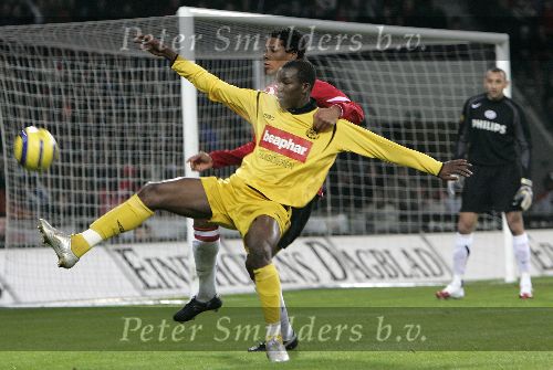 Eindhoven, 4 februari 2006  Seizoen 2005/2006 Kompetitiewedstrijd PSV-Roda JC, eindstand 3-2
Michael Lamey in duel met Sekou Cisse
©Edwin van Zandvoort