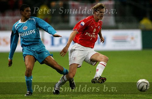 Utrecht, 8 Februari 2006 Kompetitiewedstrijd FC Utrecht-PSV, eindstand 1-2 door 2 doelpunten van Jefferson Farfan
Seizoen 2005/2006 
Dave v d Bergh in duel met Michael Reiziger