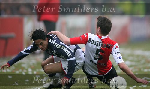 Rotterdam, 5 februari 2006  Seizoen 2005/2006 Kompetitiewedstrijd Feyenoord-AJAX, eindstand 3-2
Pascal Bosschaart in duel met Mauro Rosales
©Edwin van Zandvoort